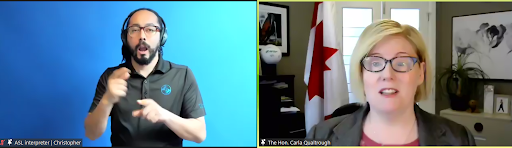 À gauche: L'interprète ASL, un homme portant un polo gris. À droite: la ministre, une femme portant un blazer gris, s'asseyant devant le drapeau canadien.