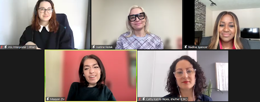 Une capture d'écran de cinq femmes, discutant la diversité sur le lieu de travail.
